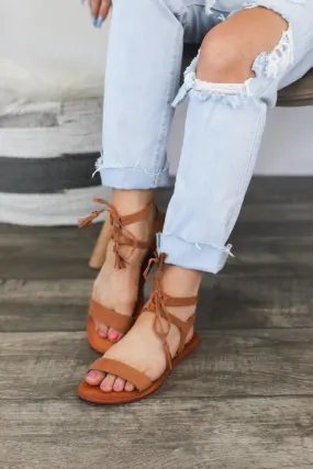 Farah Sandals : Tan