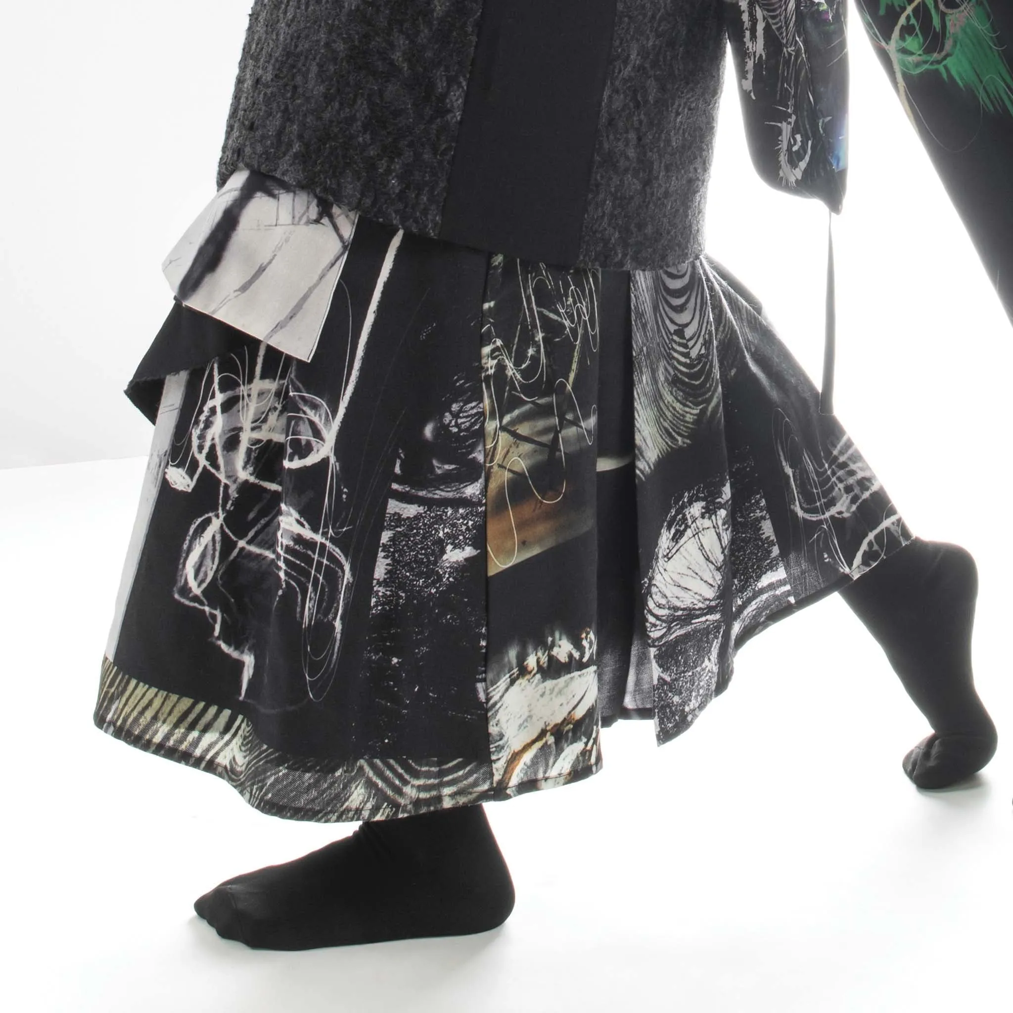 SOUND-WAVE PRINTS SKIRT